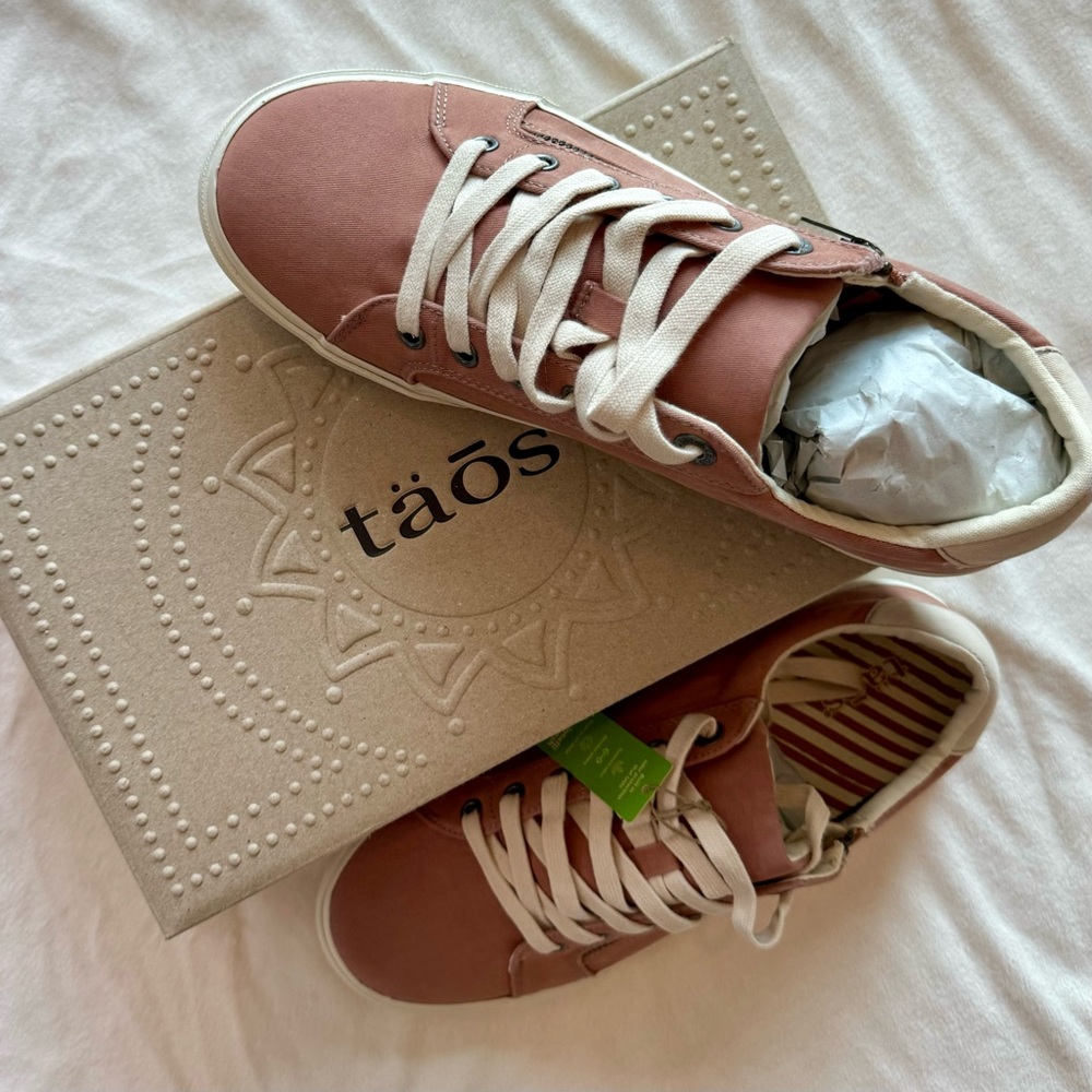 NEW Taos Z Soul Sneaker